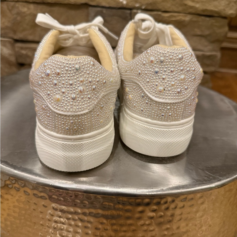 Betsy Johnson Sidny Ivory Pearl Sneaker pearl embellishment size 5.5 never worn - Picture 3 of 7